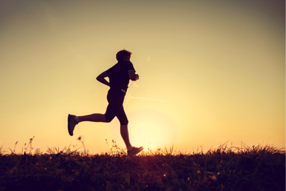 Un hombre con el sol bajo en el aire

El contenido generado por IA puede ser incorrecto.